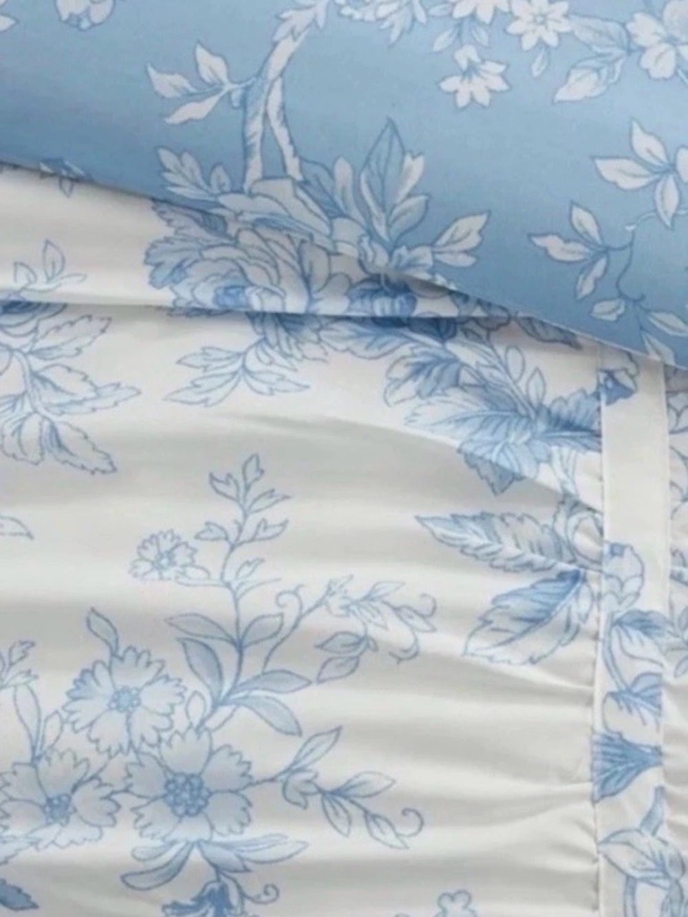 Elegant Blue and White FULL/QUEEN
Comforter ~ Reversible NWT - Picture 3 of 7